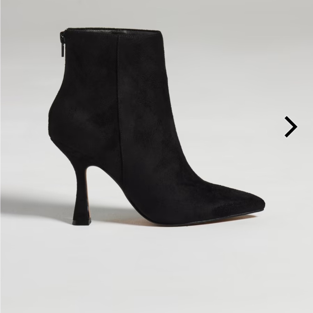 NWT  Black suede booties